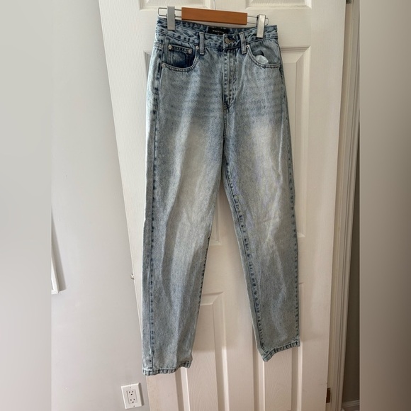 White Fox boyfriend jeans straight leg light wash size medium - Picture 2 of 10
